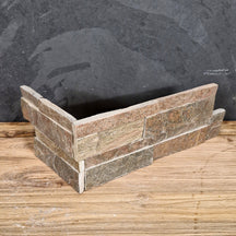 Naturstein Verblender Muster aus Quarzit Copper mit Eckdesign, natürliche Textur und warmes Kupferfarben-Design.