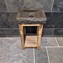 Badezimmermöbel mit Waschtisch aus Teak, grob gebürstet, in der Badgestaltung von Denpasar, unter dem Waschtisch.