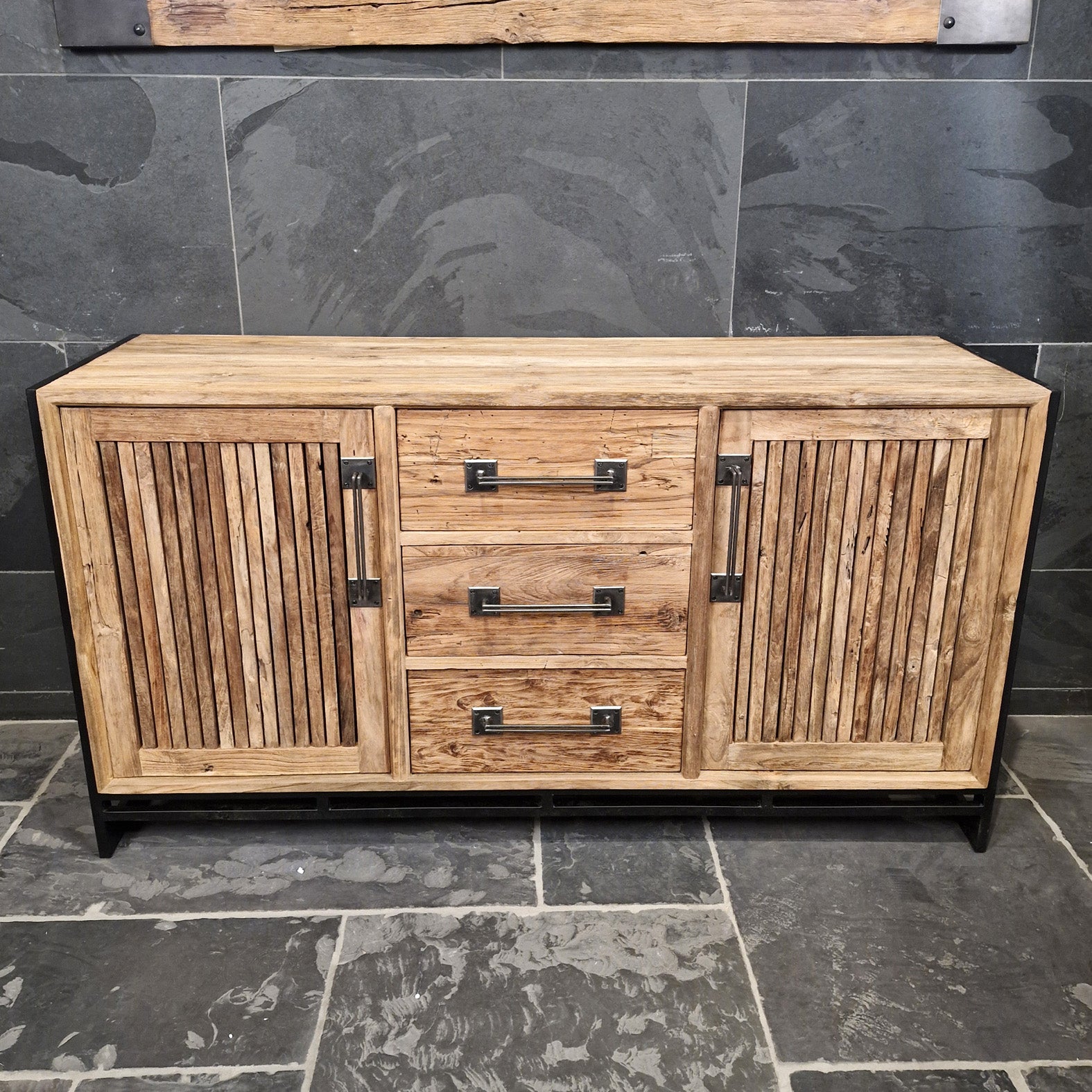 Moderner Badunterschrank aus recyceltem Teakholz mit Schlitzen, 150x47x80cm, von Depoku, stilvolle Badgestaltung
