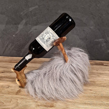 Graue Deko-Ente "Drunking Duck" mit Plüschfell, handgefertigte Dekoration aus der Marke TIERE, weich und kuschelig.