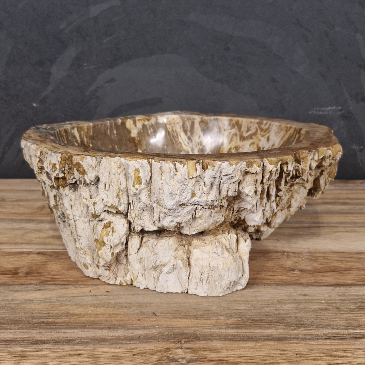 Aufsatzwaschbecken aus versteinertem Holz, Naturstein, Unikat, Maße 44x42x15cm, von FOSSIL WOOD für Badgestaltung.
