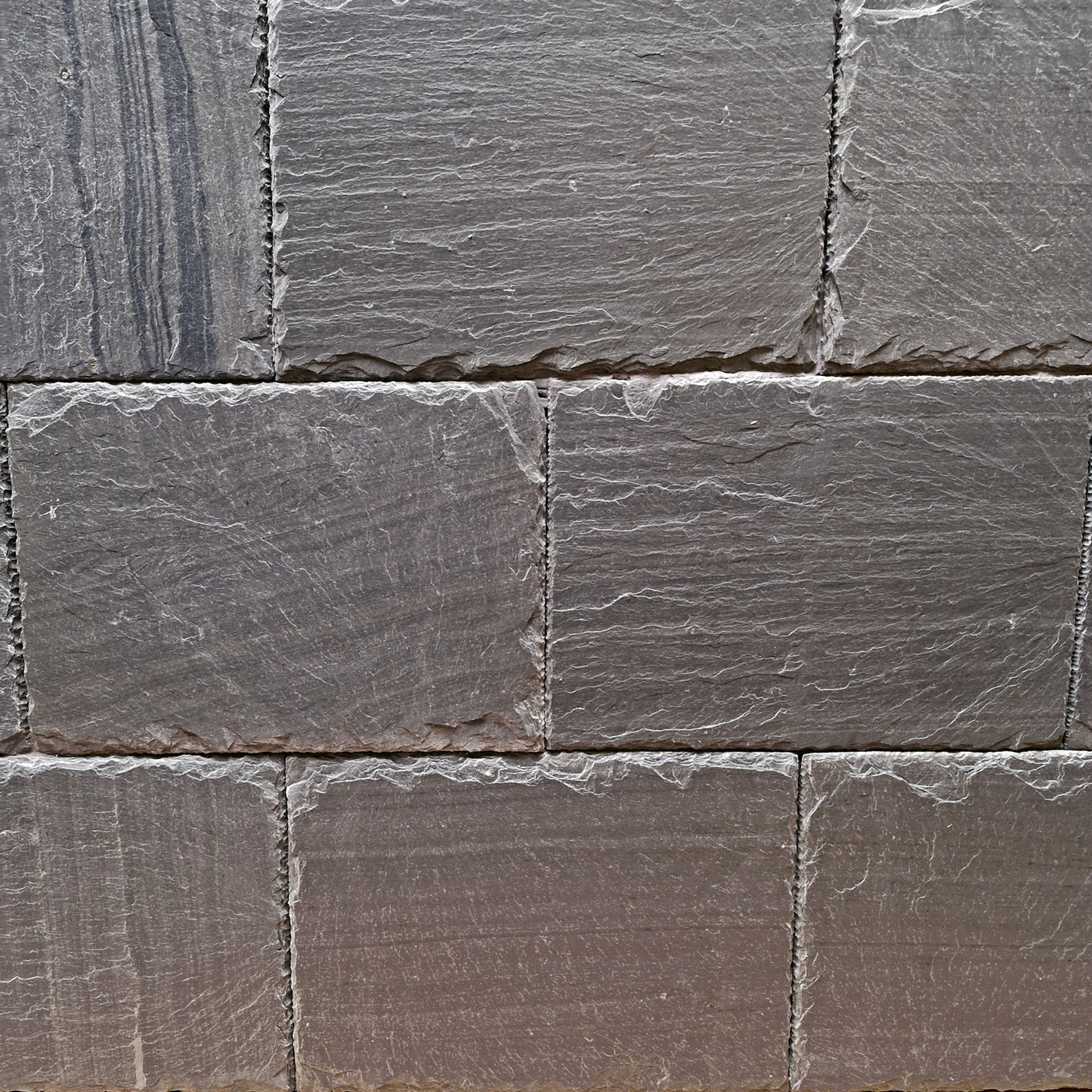 Gehämmerter Wandverblender Schiefer in Grau mit Muster, von Muster, detailreiche Textur und natursteinartige Oberfläche