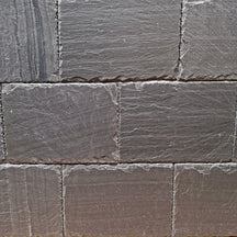 Gehämmerter Wandverblender Schiefer in Grau mit Muster, von Muster, detailreiche Textur und natursteinartige Oberfläche