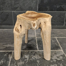 Wurzelholz Hocker aus Altholz, geeignet für Badgestaltung, mit natürlichen Holzmaserungen und handgefertigtem Design.