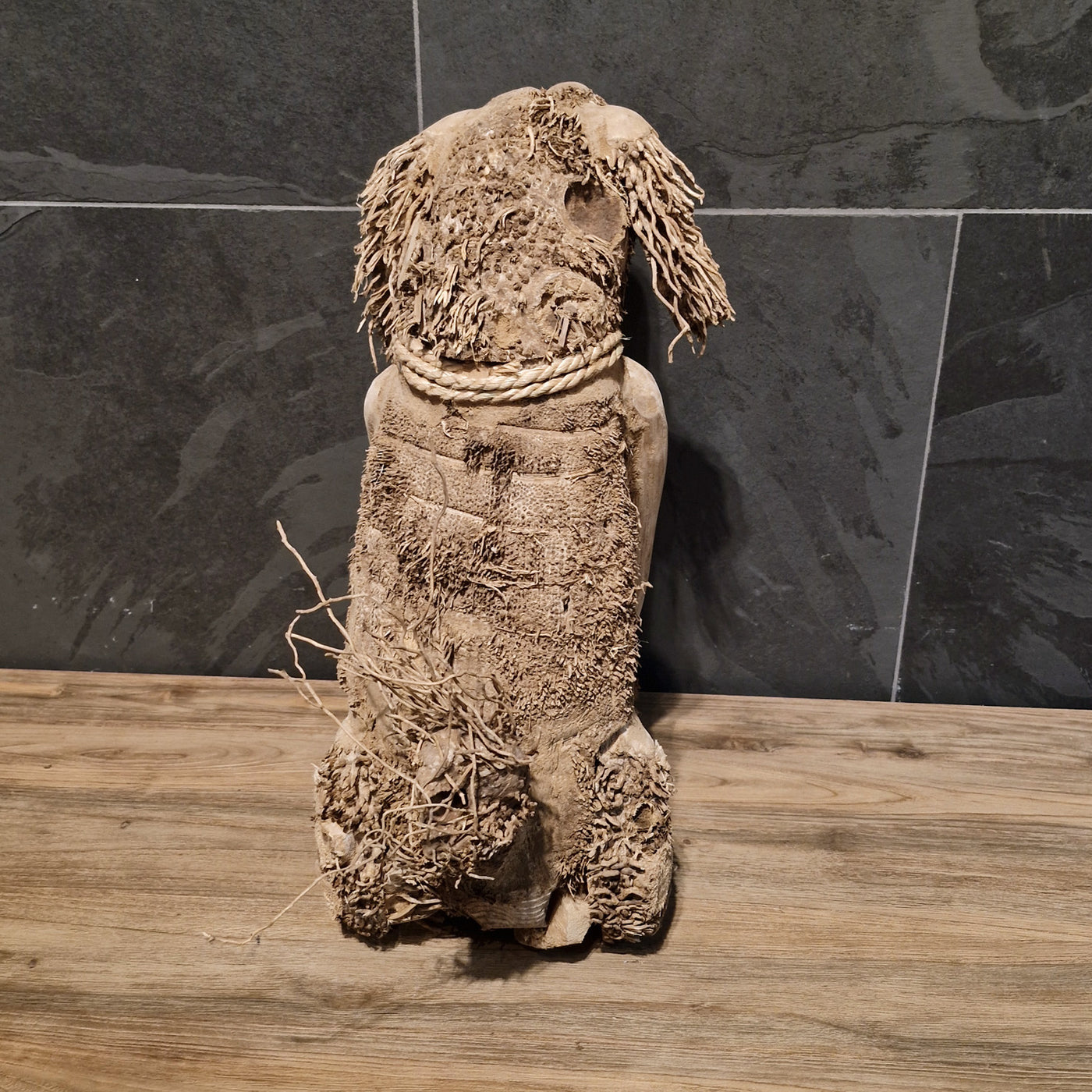 Hund-Badgestaltung mit Wurzelholz, handgefertigt, natürliche Tier-Design, langlebiges Material, für ein stilvolles Badezimmer.