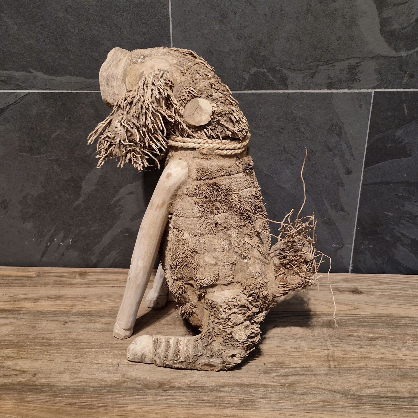 Hund-Badgestaltung aus Wurzelholz, rechteckige Form, Maße 53x25x37cm, von der Marke TIERE, naturbelassenes Holzdesign