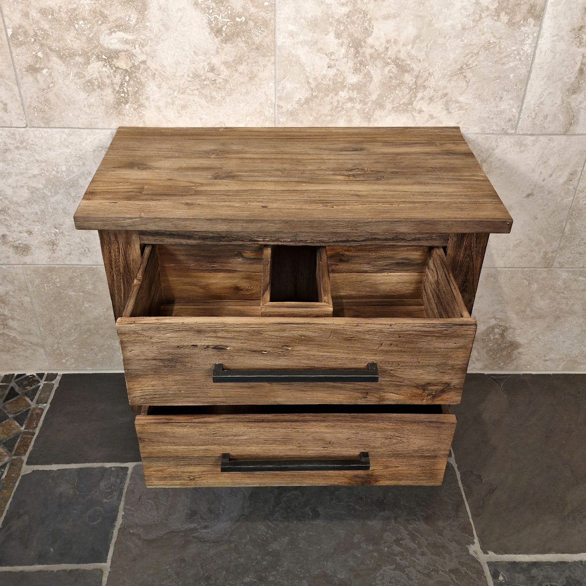 Hängeschrank aus Altholz für Badgestaltung, nachhaltige Badmöbel von Java, mit 86x45x58cm großen Holzflächen