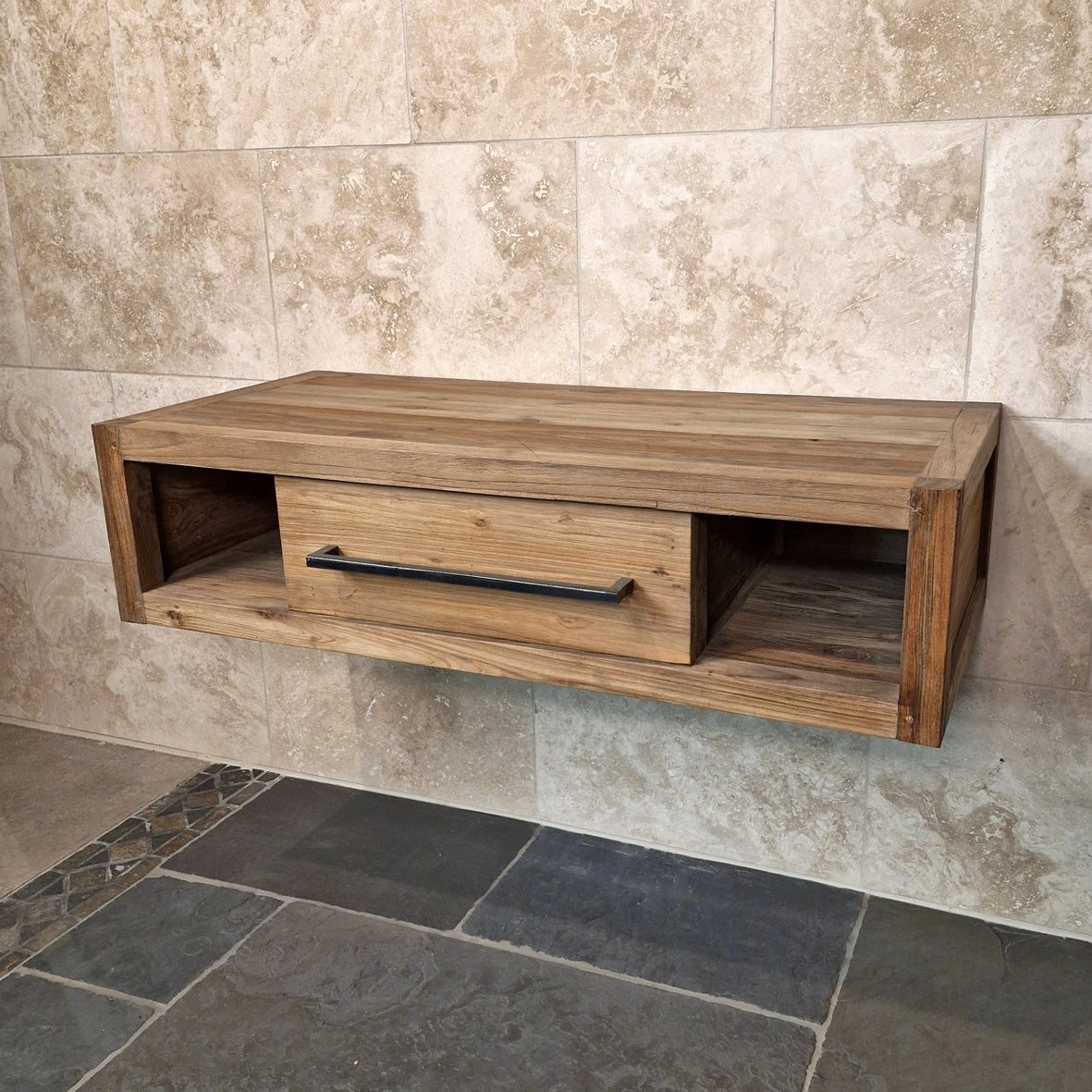 Wandmontierter Hängeschrank für Bad aus recyceltem Teakholz von Komodo, naturfarben, Maße 120x53x40 cm.