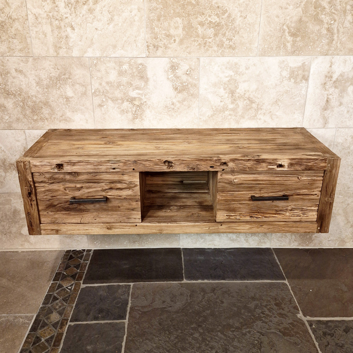 Rustikaler Bad-Hängeschrank aus Teakholz von Komodo, handgefertigt, mit den Maßen 150x53x40cm, für stilvolle Badgestaltung