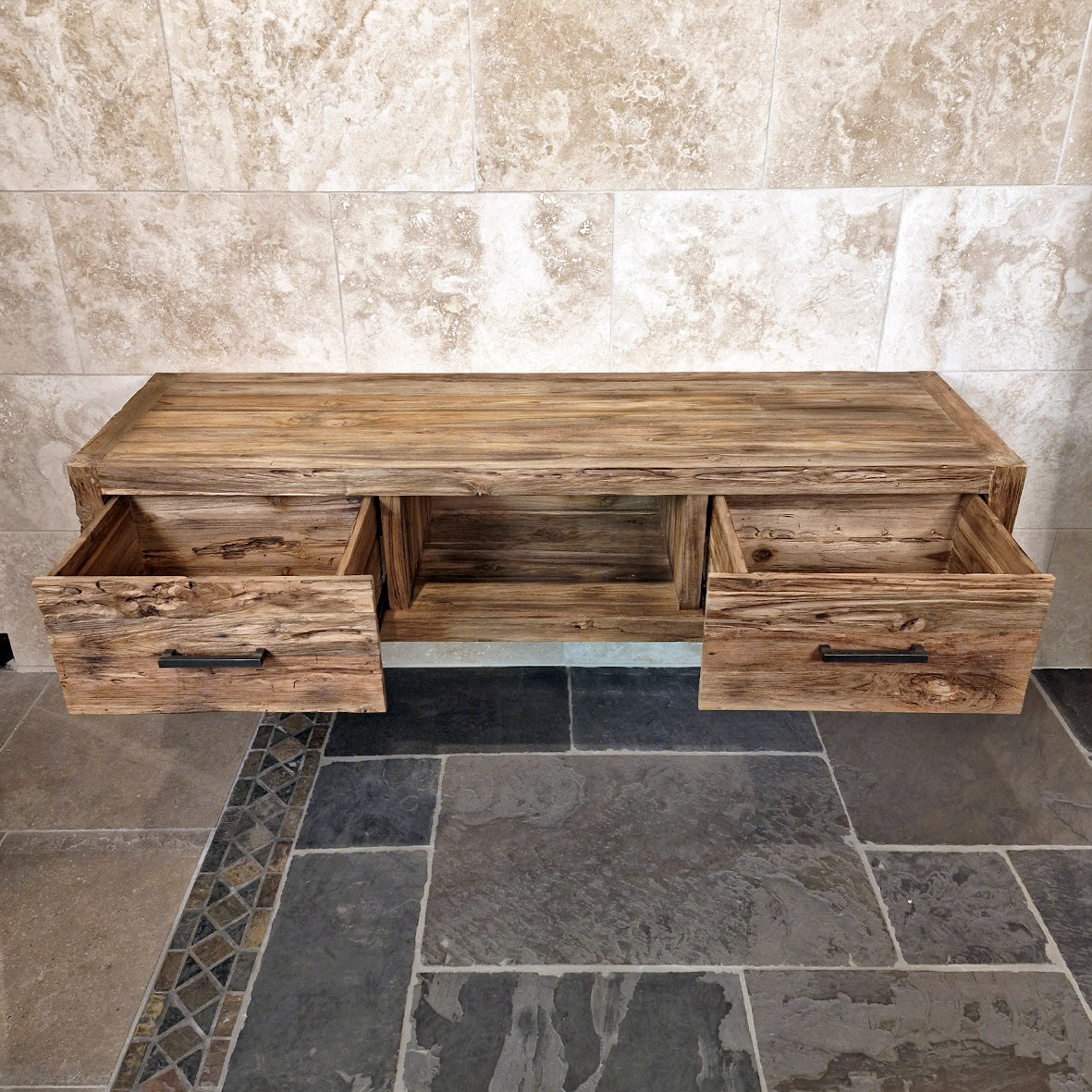 Rustikaler Bad-Hängeschrank aus handgefertigtem Teakholz von Komodo, Maße 180x53x40cm, stilvolle Badgestaltung