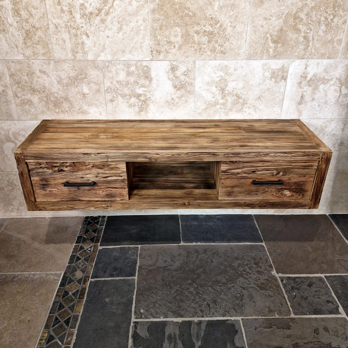 Rustikaler Bad-Hängeschrank aus Teakholz von Komodo, handgefertigt, mit Abmessungen 180x53x40cm, für stilvolle Badgestaltung.