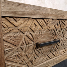 Hängeschrank mit Carving-Schubladen aus recyceltem Teakholz, Komodo 2, Badgestaltung, frontale Ansicht, langlebiges Material