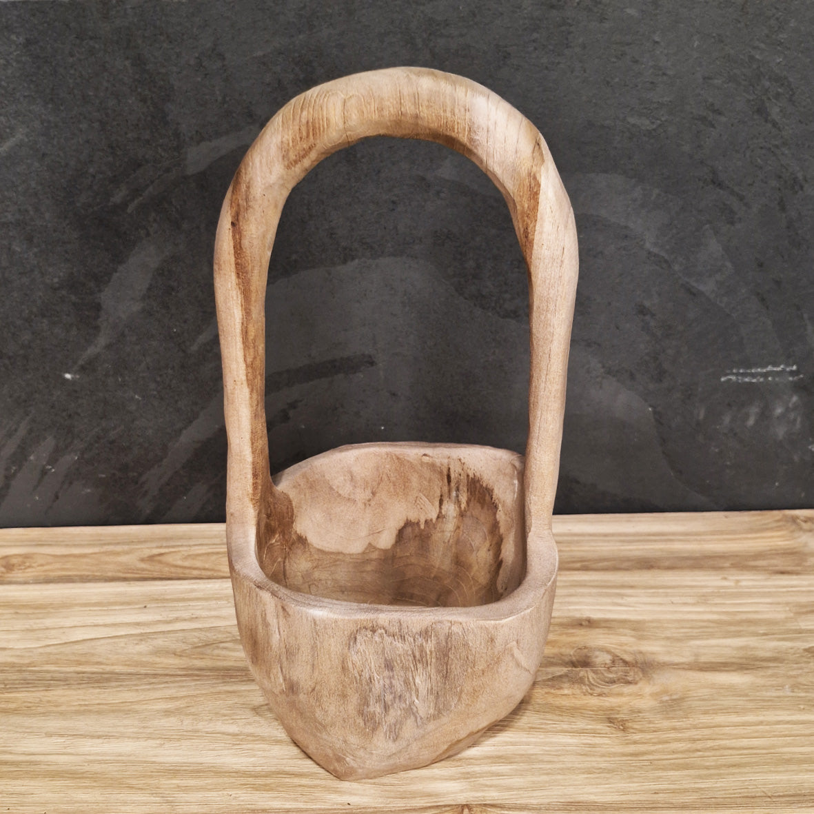 Deko Badgestaltung aus Teakholz mit Korbchen-Design, zeigt natürliche Holzstruktur und handgefertigte Details.