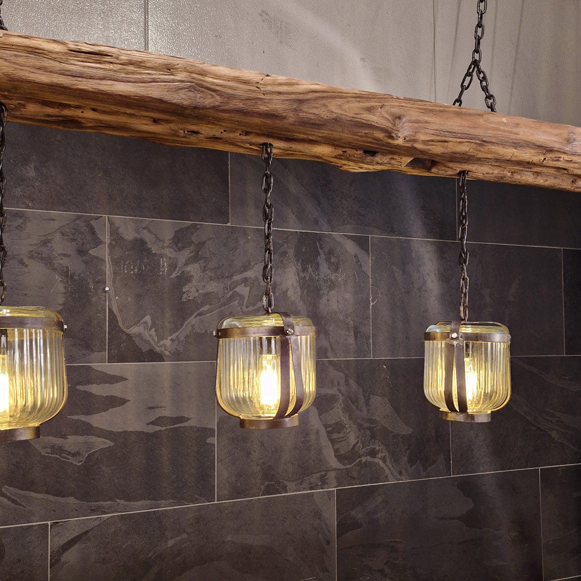 Moderne Hängelampe aus Metall mit Holzbalken für Badgestaltung, rechteckiges Design, elegante Beleuchtung, natürliche Atmosphäre
