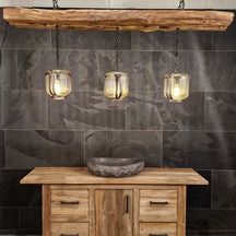 Hängelampe aus Metall mit Holzdesign, ideal für Badgestaltung, zeigt die elegante, moderne Beleuchtung in einem Badezimmer.