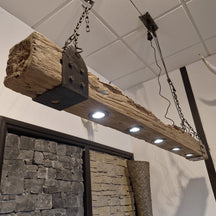 Moderne Hängelampe aus Teakholz mit Spotlights, perfekte Badgestaltung, natürliche Beleuchtung, stilvolle Raumakzentuierung.