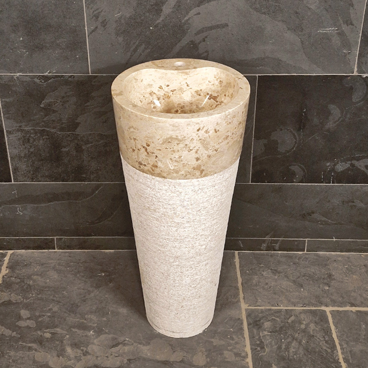 Beiges Standwaschbecken aus Marmor, 90 x 40 cm, für Badgestaltung, von Lefkas, mit glatter Oberfläche und modernem Design.