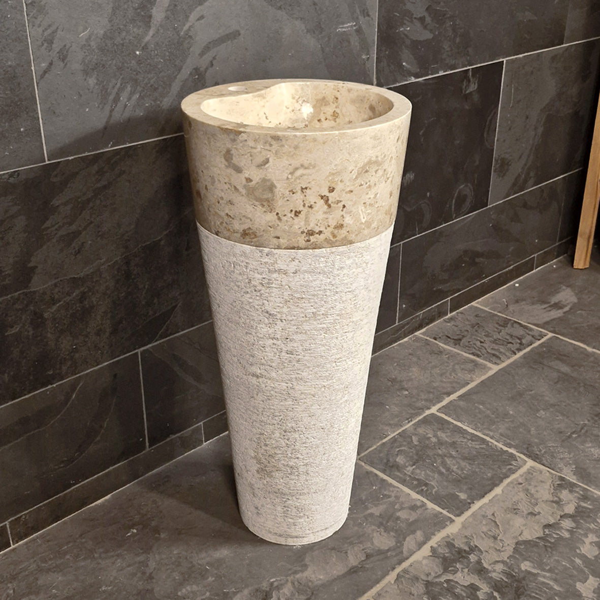 Beige Marmor Standwaschbecken von Lefkas in Badgestaltung, 90 x 40 cm, elegante und moderne Badezimmer-Design.