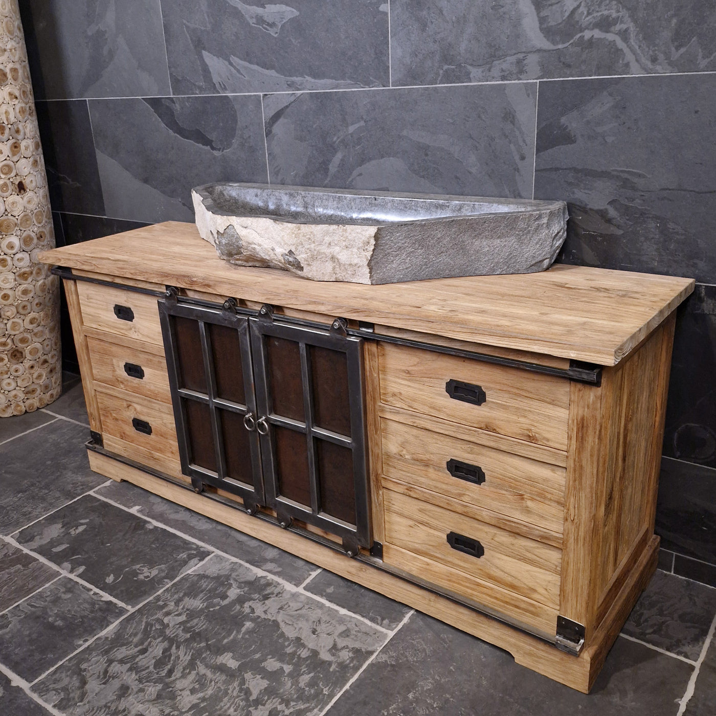 Unterschrank für Badezimmer aus recyceltem Teakholz mit Metall-Schiebetüren, modern und robust, ideal für Badgestaltung.