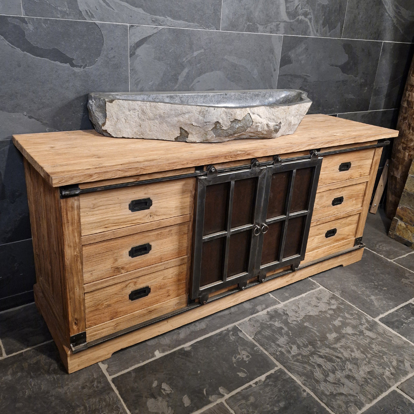 Unterschrank für Badezimmer aus recyceltem Teakholz mit Metall-Schiebetüren, moderne Badgestaltung im MEDAN-Design