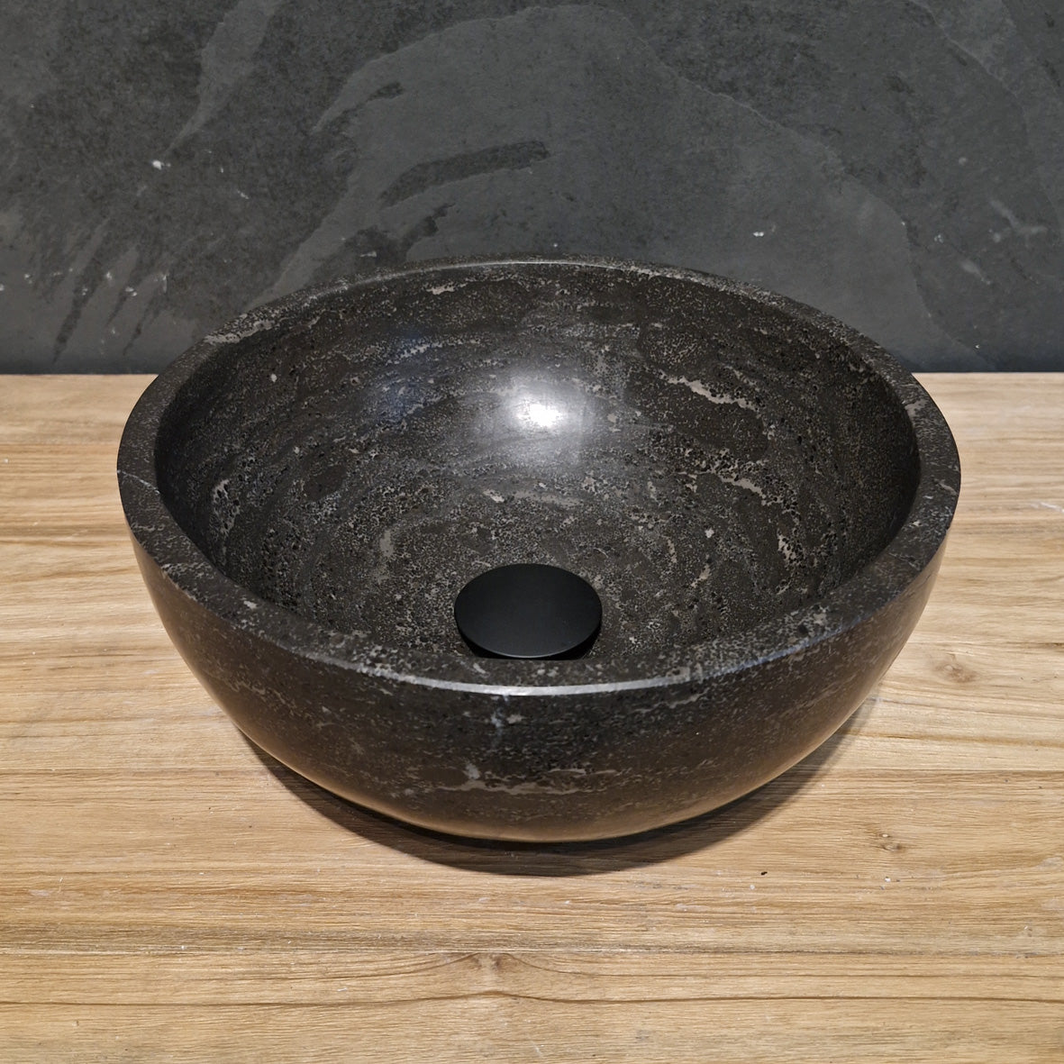 Rundes Aufsatzwaschbecken aus glattem Blaustein Naturstein, 35 cm Durchmesser, für moderne Badgestaltung von MOSKAU