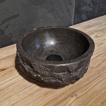 Rundes Aufsatzwaschbecken aus grobem Naturstein in verschiedenen Größen, von MOSKAU für moderne Badgestaltung