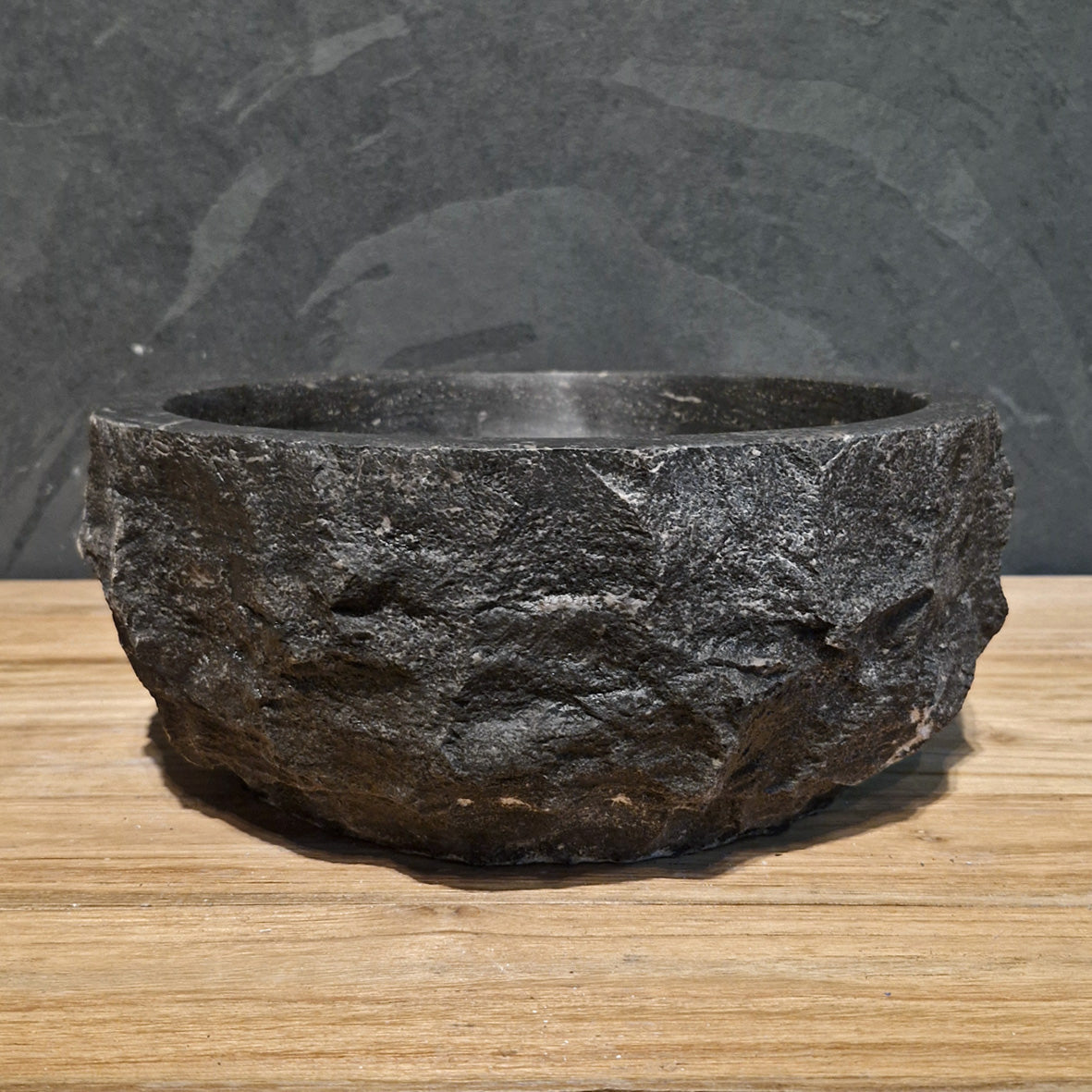 Rundes Aufsatzwaschbecken aus grobem Naturstein von MOSKAU, 35 cm Durchmesser für moderne Badgestaltung.