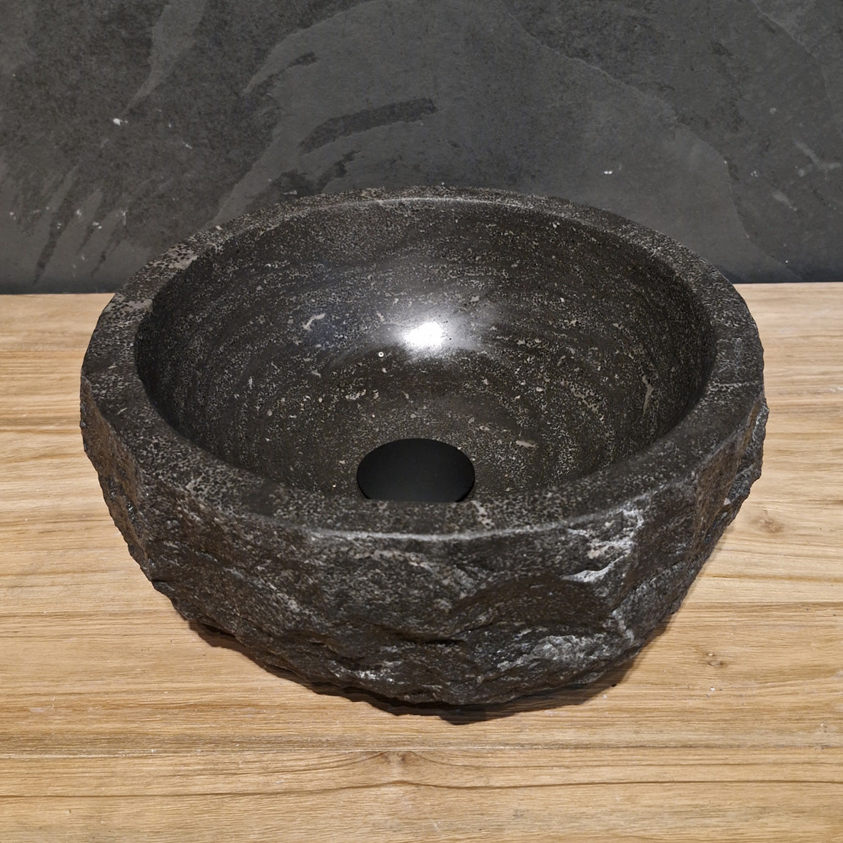 Rundes Aufsatzwaschbecken aus grobem Blaustein Naturstein, 36 cm Durchmesser, für Badgestaltung, von MOSKAU