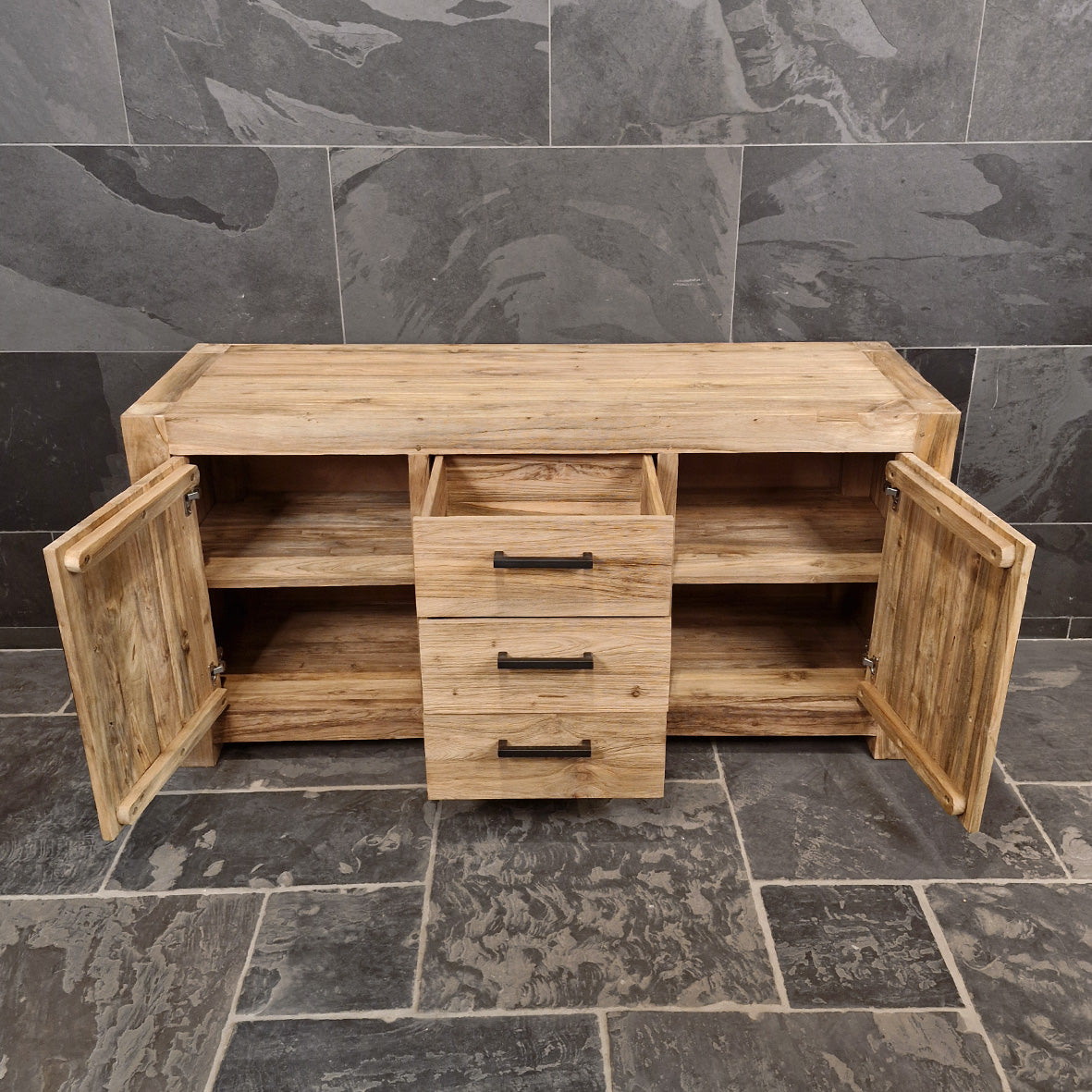 Rustikaler Unterschrank aus Teakholz von Manado, ideal für Badezimmer, mit klaren Linien und natürlicher Holzmaserung.