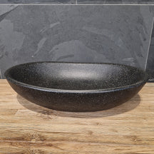 Schwarzes Terrazzo-Aufsatzwaschbecken aus Mineralguss für Badgestaltung, 60x40x15 cm, von MOROGATEN.