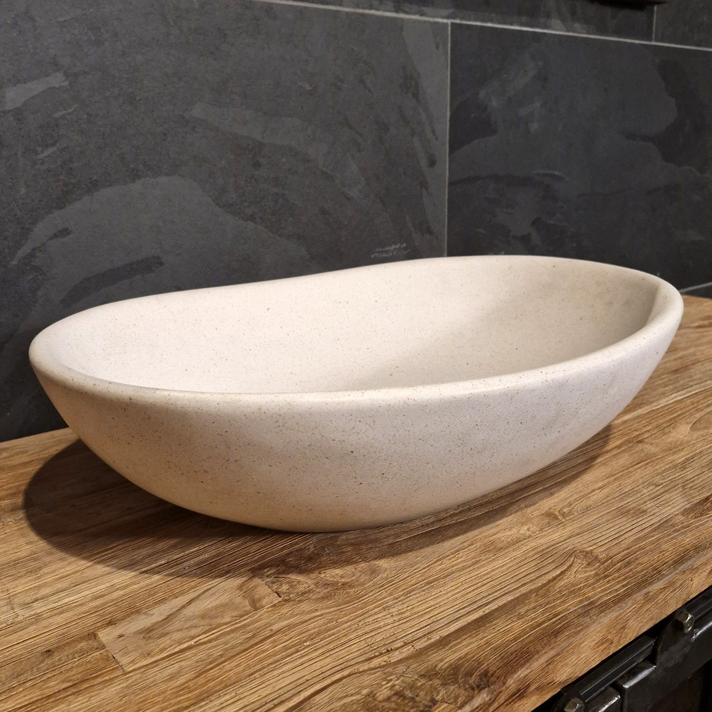 Weiße Terrazzo-Aufsatzwaschbecken aus Mineralguss für Badgestaltung, mit gebrochenem Muster und 60x40x15 cm Größe.