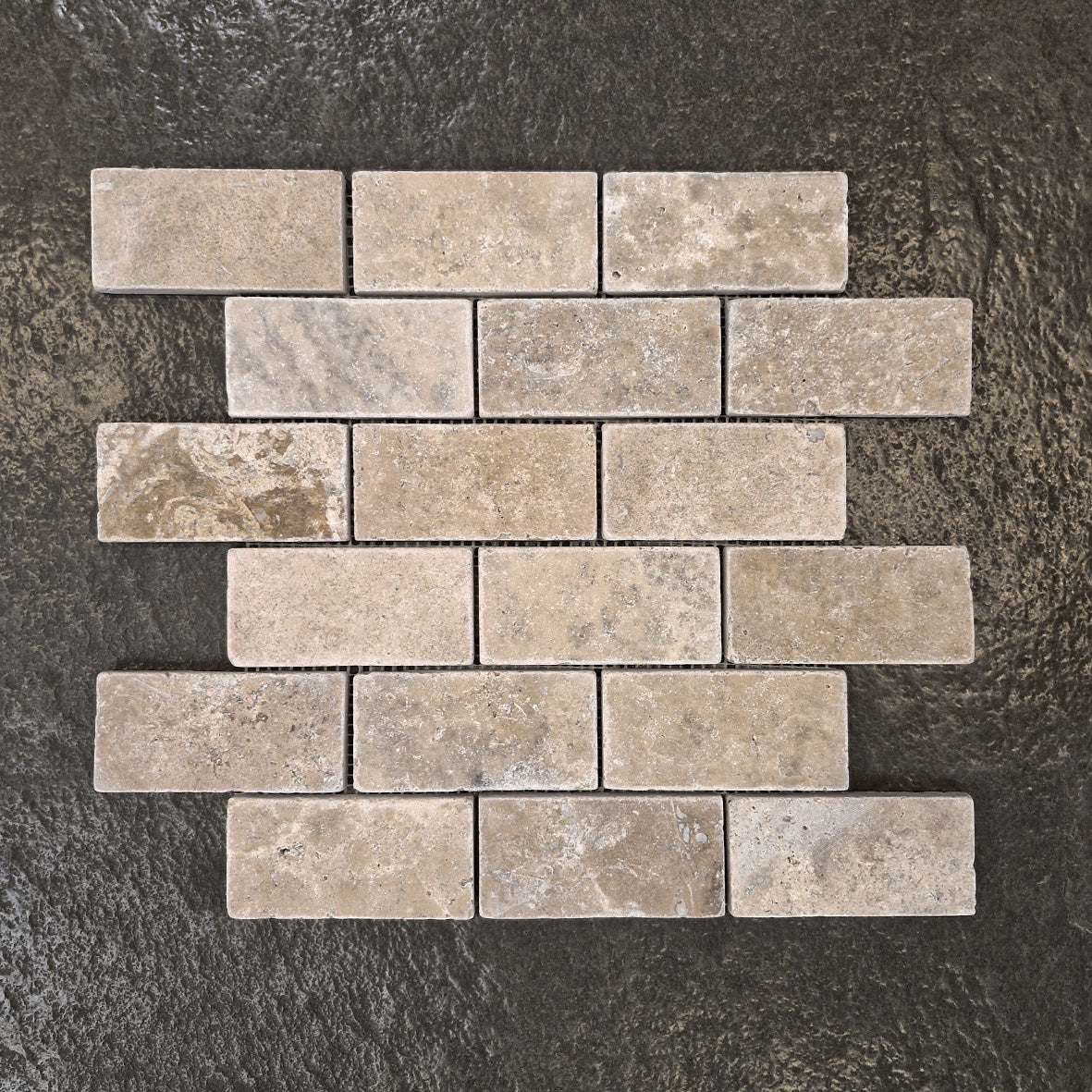 Mosaikfliesen aus Travertin Naturstein in 10 x 4,8 cm, von WALNUSS NOCE, detailreiche Oberfläche, ideal für Wand und Boden.