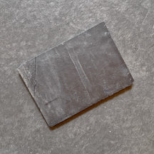 Natürlich wirkender Verblender aus afrikanischem Schiefer von BOEBOE BLACK, perfekt für Wandverkleidungen.