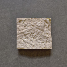 Naturstein Verblender aus Travertin, klein gebosselt, Muster, für Wandgestaltung, natürliche Oberflächenstruktur, Muster von Muster.