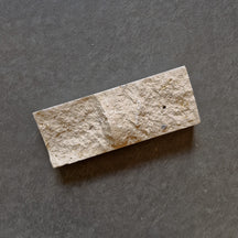 Naturstein Verblender aus Travertin, bossierte Oberfläche, 20x7,5x1-3 cm, Muster für Wandgestaltung, von Muster