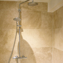 Naturstein-Fliese aus Travertin Light, gespachtelt und geschliffen, für Wand und Boden, zeigt die strukturierte Oberfläche.