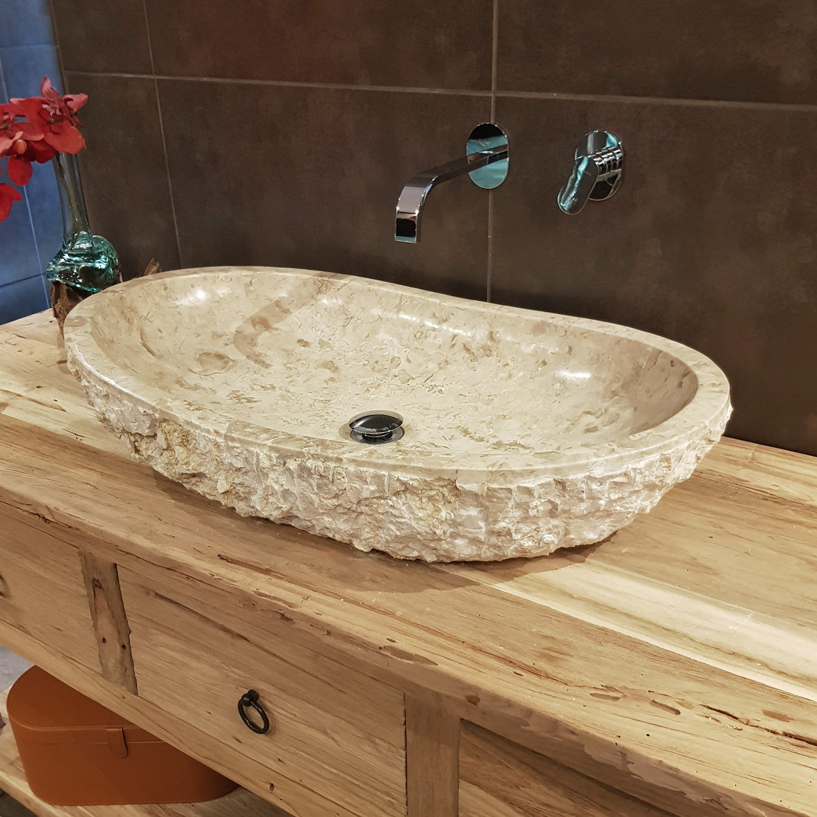 Naturstein-Aufsatzwaschbecken aus beige Marmor, 60x47 cm, für Badgestaltung, von WAVE, mit grober Oberflächenstruktur.