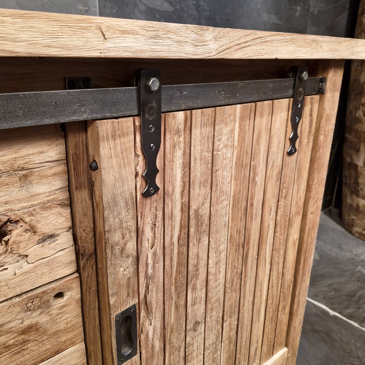 Recycelter Teak-Unterschrank für Badezimmer von PALU, 156 cm lang, robustes Design mit Charakter für stilvolle Badgestaltung