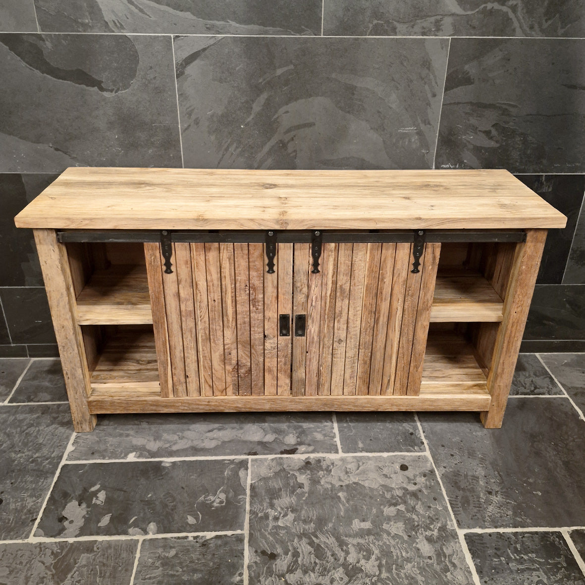 Hintergrundbild eines Badezimmer-Unterschranks aus recyceltem Teakholz von PALU, 156 cm lang, mit charaktervollem Design