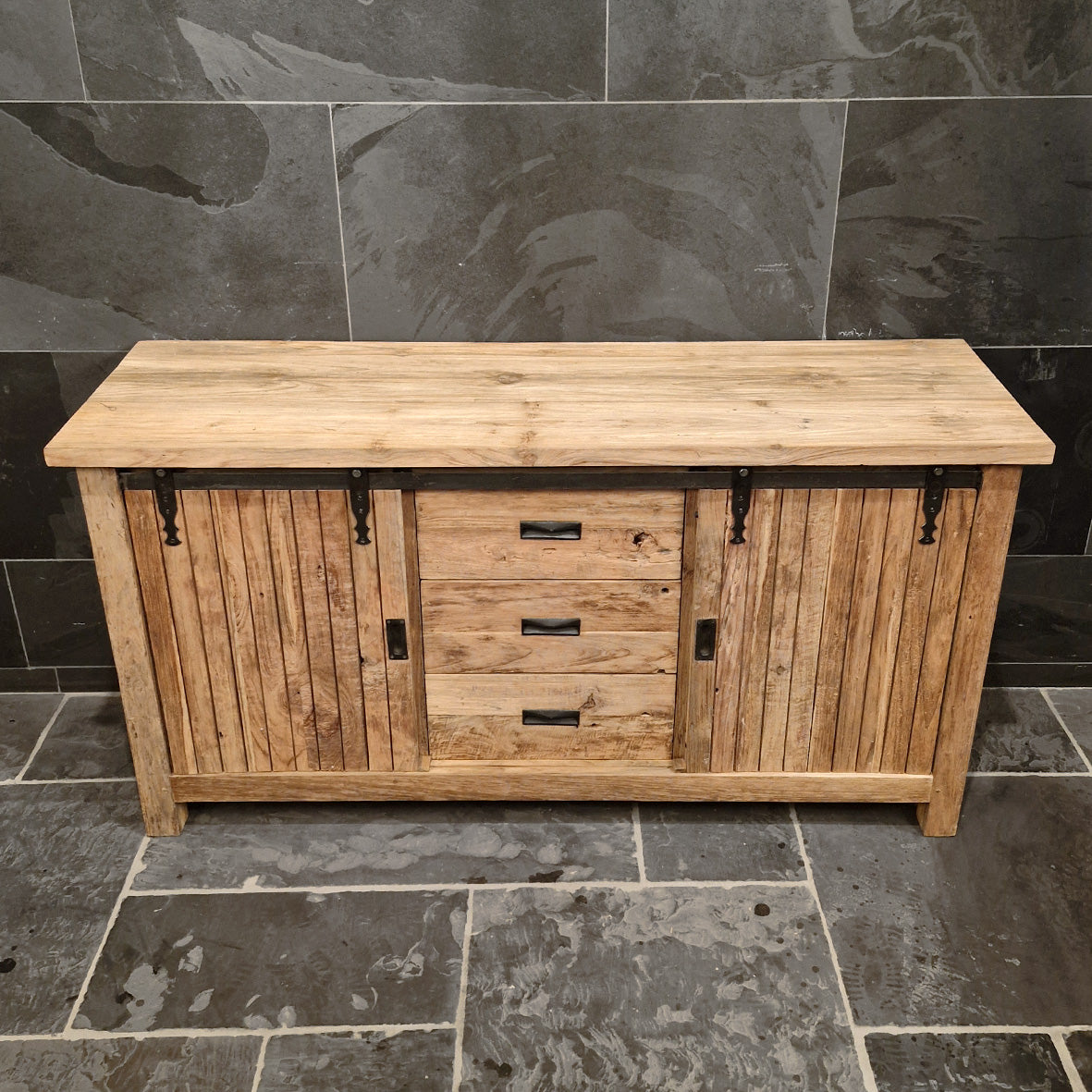 Moderner Badezimmer-Unterschrank aus recyceltem Teakholz von PALU, mit charaktervollem Design und praktischem Stauraum.