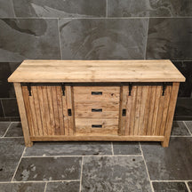 Moderner Badezimmer-Unterschrank aus recyceltem Teakholz von PALU, mit charaktervollem Design und praktischem Stauraum.