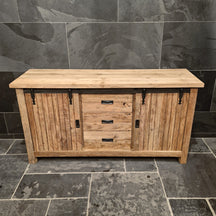 Recycelter Teak-Unterschrank für Badezimmer von PALU, mit charaktervollem Design und praktischer Badgestaltung, 156 cm breit.