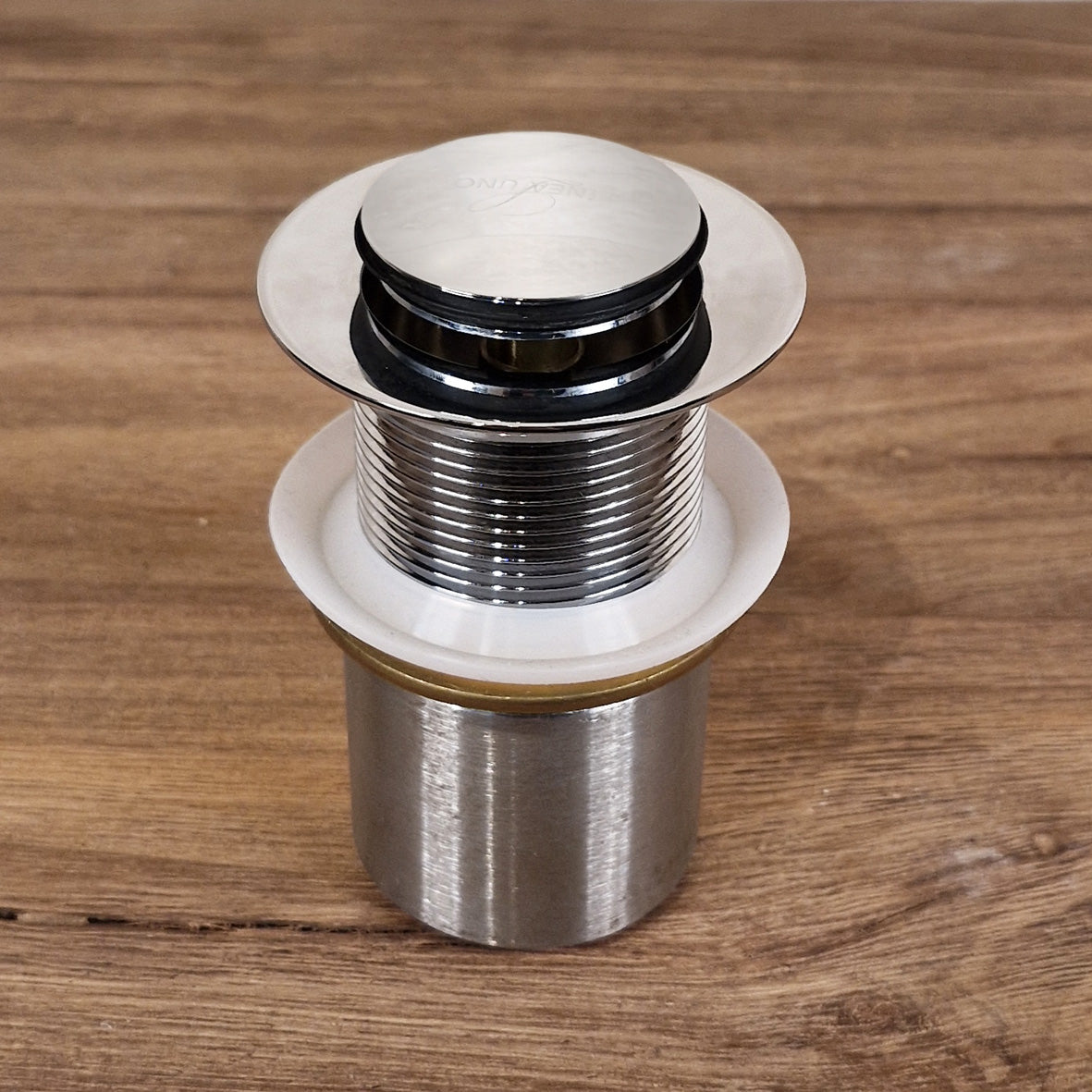 Chromfarbener Waste PopUp für Badewanne, 70 mm Durchmesser, glänzende Oberfläche, hochwertiges Badgestaltungselement von Waste