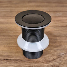 Schwarzes Waste PopUp Badewannen-Überlauf mit schwarzem Matt-Finish, passend für Badgestaltung, von Waste.