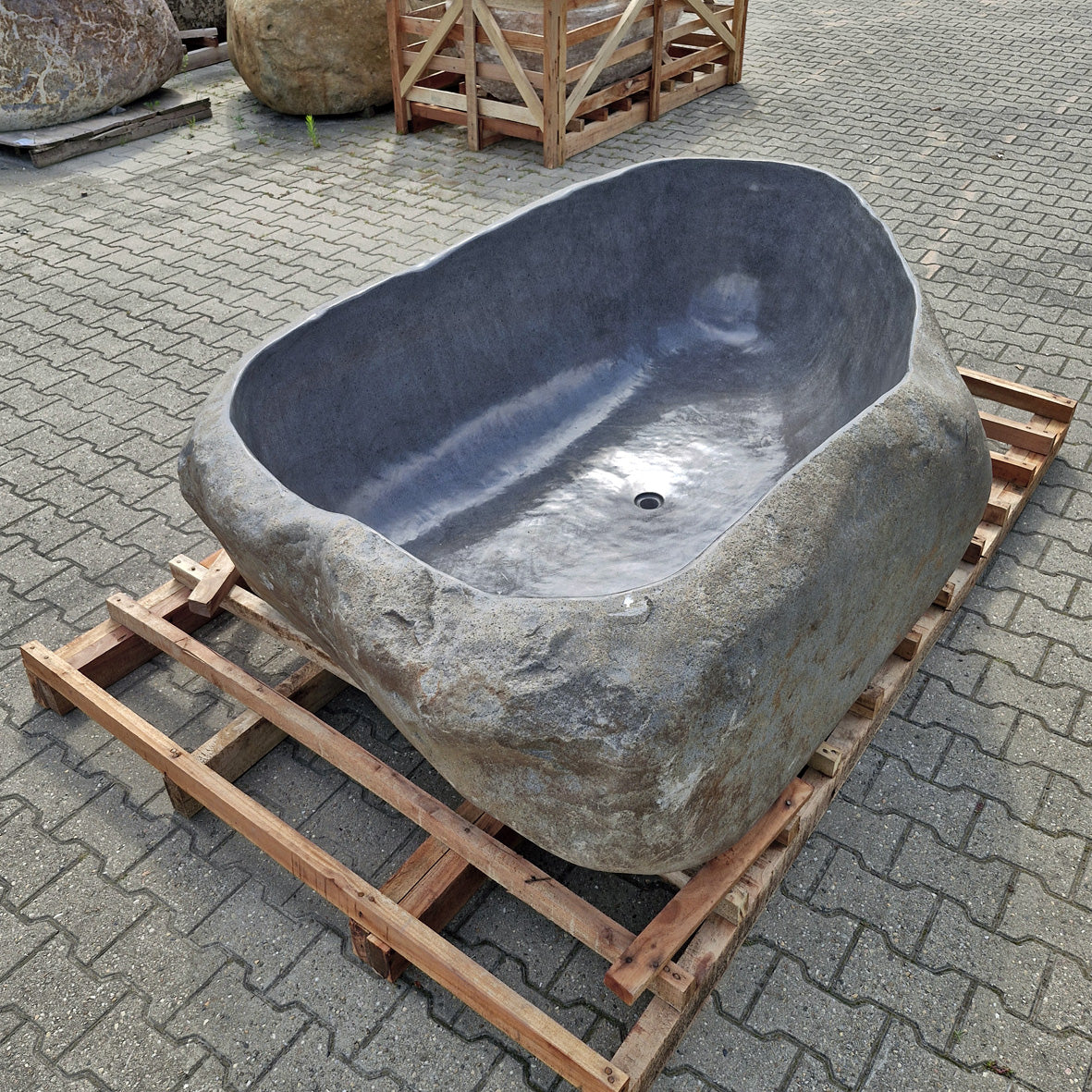 Freistehende Badewanne im Flussstein-Design von POSEIDON, Maße 230 x 138 x 73 cm, elegante Badgestaltung