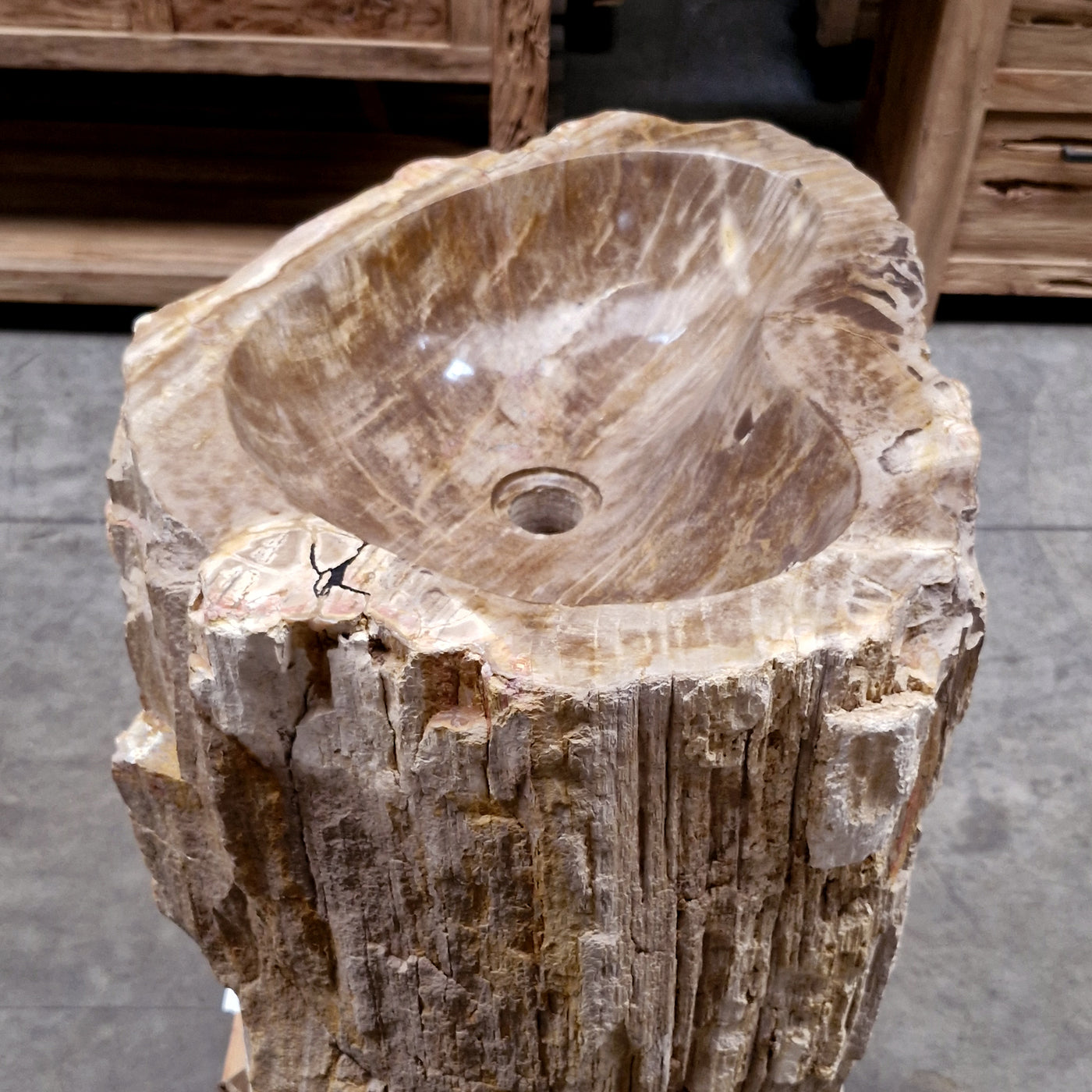 Standwaschbecken aus versteinertem Holz von Zakynthos, 58x50x90 cm mit Hahnloch für Badgestaltung.