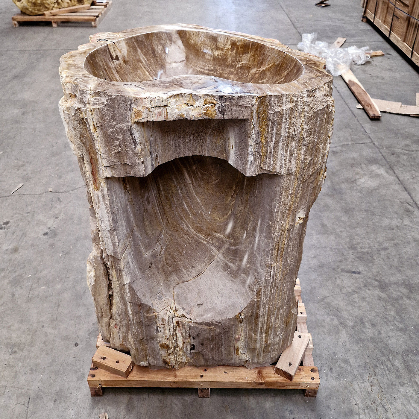 Standwaschbecken aus versteinertem Holz von Zakynthos, 58x50x90 cm, mit Platz für Hahnloch, für moderne Badgestaltung.