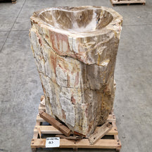 Standwaschbecken aus versteinertem Holz von Zakynthos, 58x50x90 cm, mit Platz für Hahnloch, für moderne Badgestaltung.
