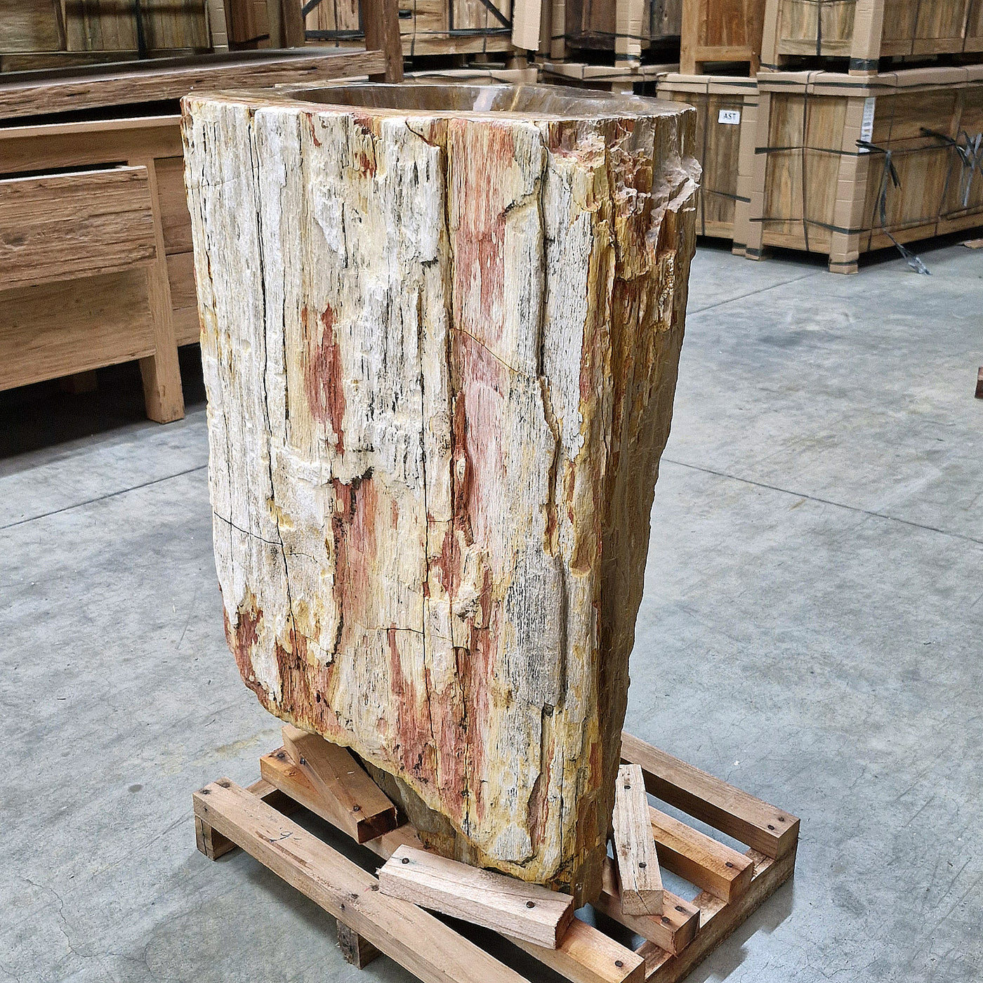 Standwaschbecken aus versteinertem Holz von Zakynthos, 58x44x91 cm, mit Platz für Hahnloch, für elegante Badgestaltung.