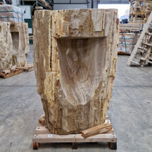 Standwaschbecken aus versteinertem Holz von Zakynthos, 60x39x90 cm, für elegante Badgestaltung, zeigt die natürliche Holzstruktur.